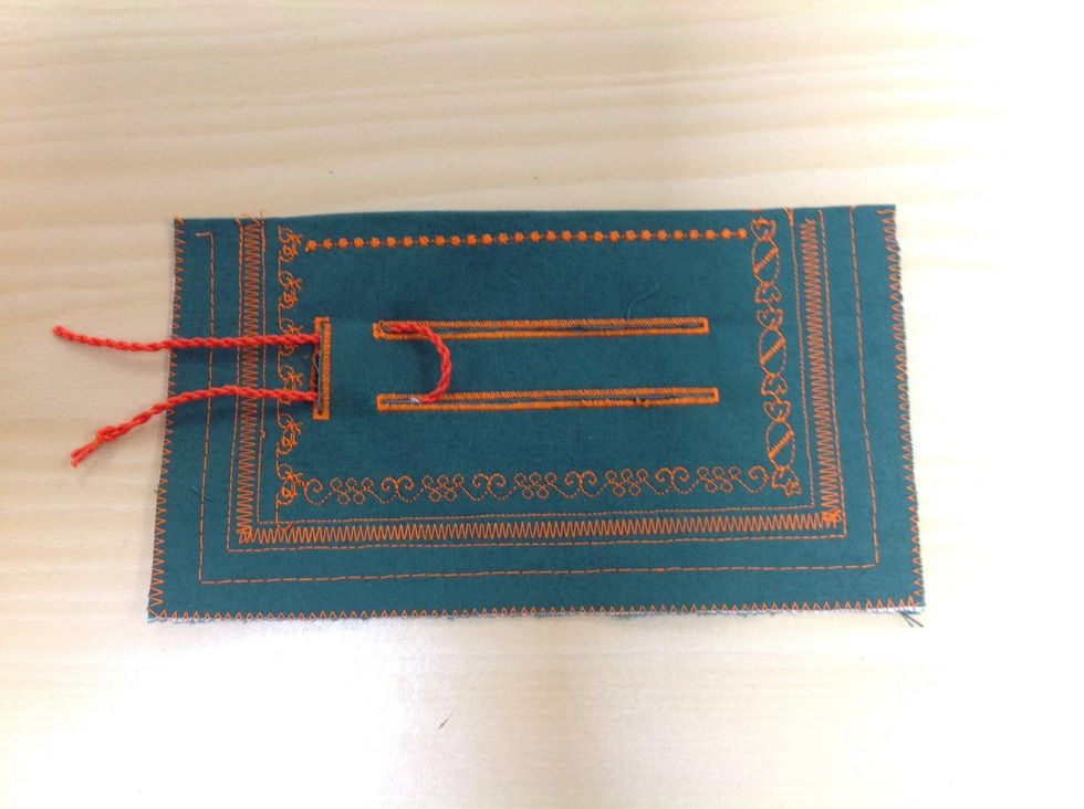 Tr\u00e4 i den tvinnade tr\u00e5dan som den ska sitta i din tygbit.