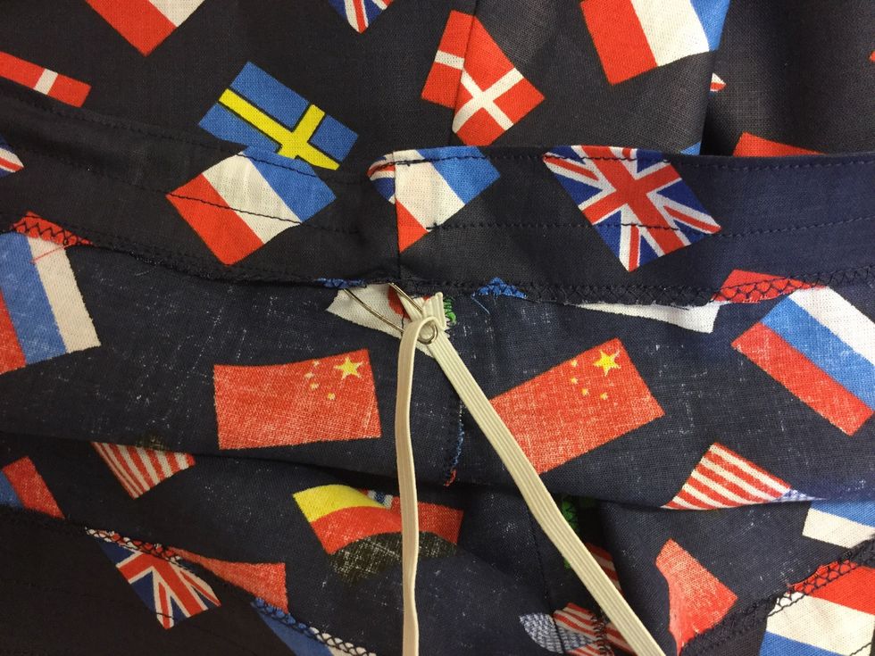 Tr\u00e4 i res\u00e5rbandet med hj\u00e4lp av s\u00e4kerhetsn\u00e5lar. Sy fast res\u00e5rbands\u00e4ndarna omlott p\u00e5 varandra.