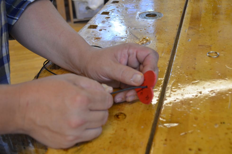 Tr\u00e4 i sn\u00f6ret i h\u00e5let och knyt fast.