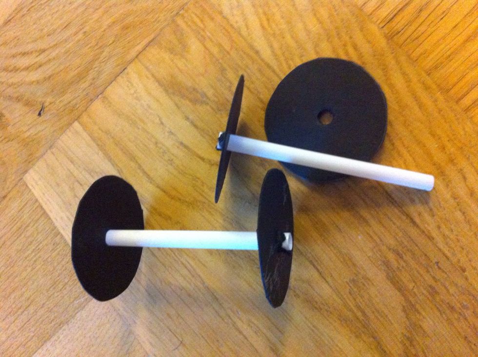 Tr\u00e4 in axeln i hjulen.