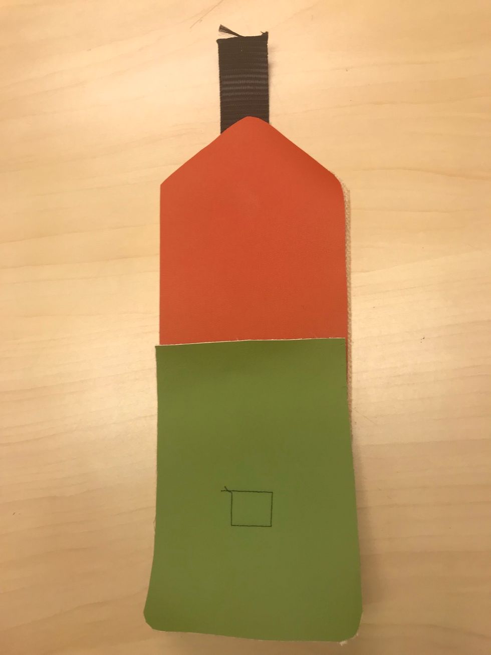 Tr\u00e4 in bandet i h\u00e5let n\u00e4r du l\u00e4gger p\u00e5 den mellanl\u00e5nga biten med r\u00e4tsidan upp\u00e5t