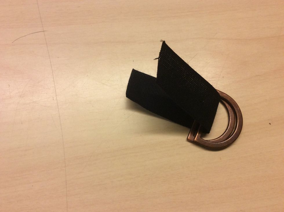 Tr\u00e4 in bandet i \u00f6glorna, se bilden.