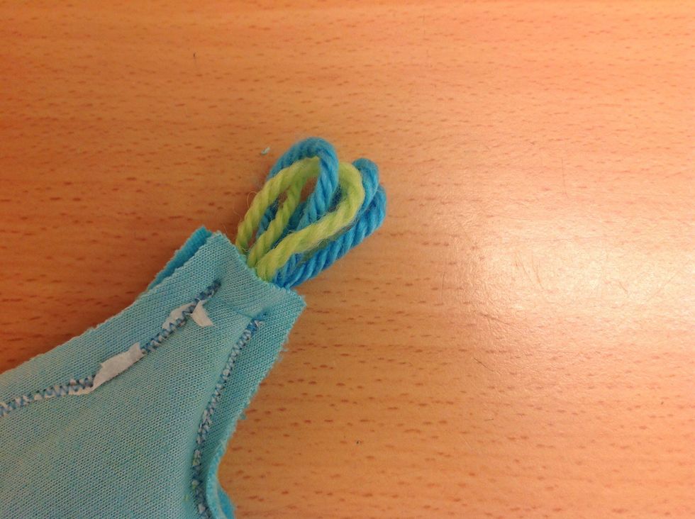 Tr\u00e4 in garnet i h\u00e5let p\u00e5 huvudet.