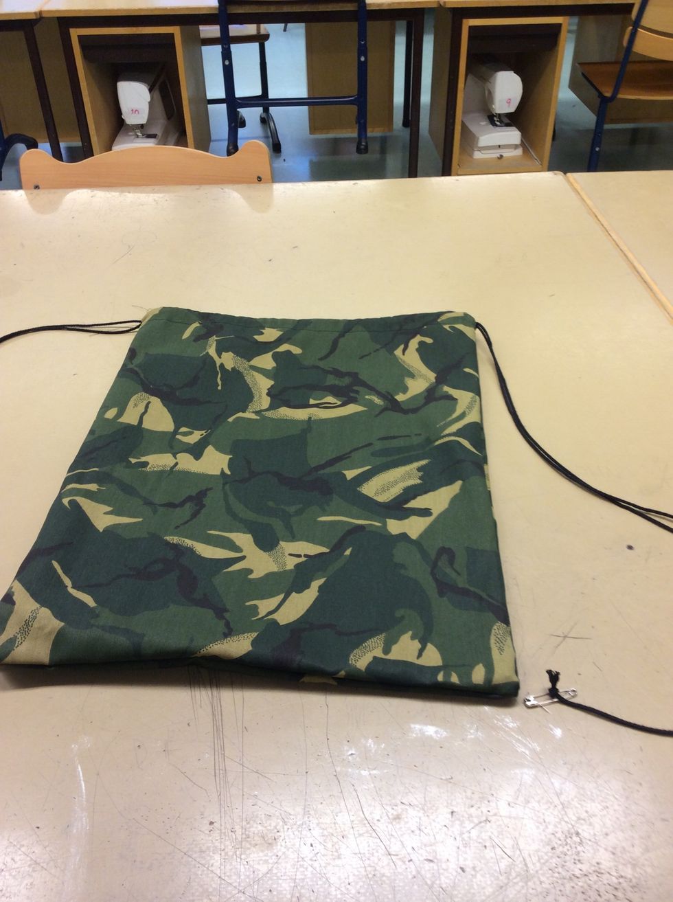 Tr\u00e4 in knut\u00e4ndarna i h\u00e5len l\u00e4ngst ner vid botten p\u00e5 v\u00e4skan.