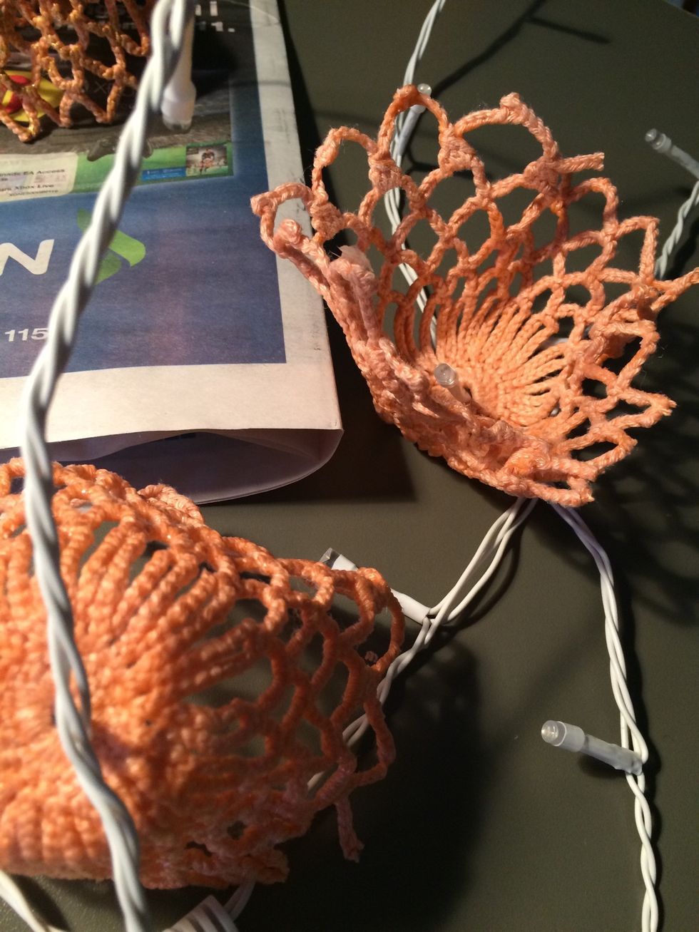 Tr\u00e4 in ljusdioderna i klockornas mitth\u00e5l.