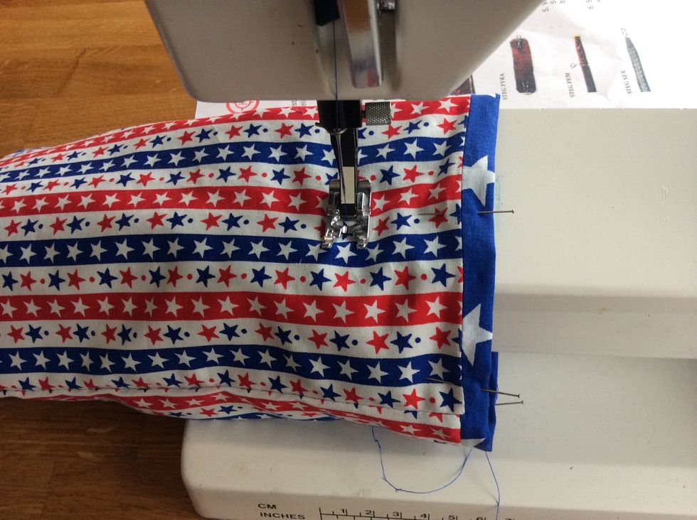 Tr\u00e4 in p\u00e5sen \u00f6ver symaskinsarmen och sy en raks\u00f6m 5 cm ner fr\u00e5n \u00f6vre kanten runt hela p\u00e5sen.