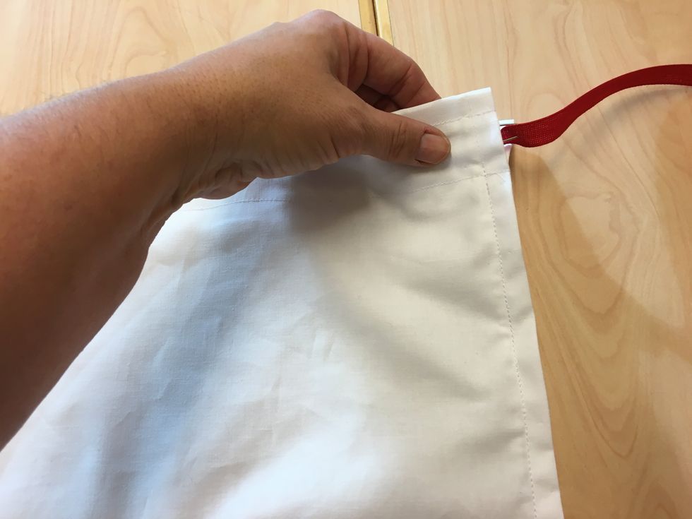 Tr\u00e4 in s\u00e4kerhetsn\u00e5len i kanalen och putta den fram\u00e5t. Anv\u00e4nd b\u00e5da h\u00e4nderna.