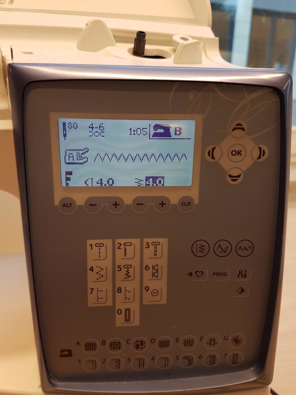 Tr\u00e4 maskinen. Anv\u00e4nd s\u00e5 lik f\u00e4rg p\u00e5 tr\u00e5den som m\u00f6jligt. S\u00f6m nr 5, stygnl\u00e4ngd 4 stygnbredd 4