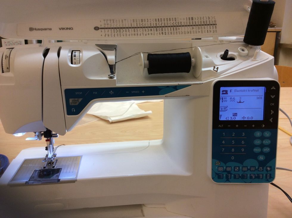 Tr\u00e4 maskinen, byt till tvillingn\u00e5len och st\u00e4ll in symaskinen p\u00e5 raks\u00f6m.