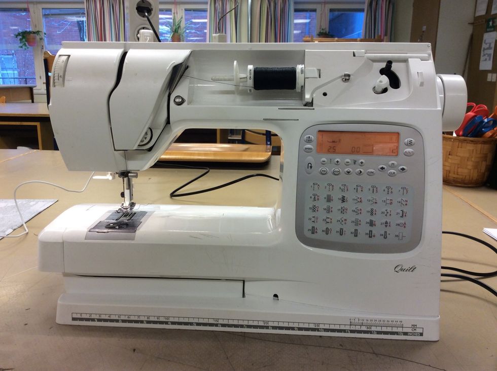 Tr\u00e4 maskinen med \u00f6vertr\u00e5d och undertr\u00e5d och st\u00e4ll in maskinen p\u00e5 vanlig zick-zack. (P\u00e5 denna maskinen s\u00f6m nr. 8)