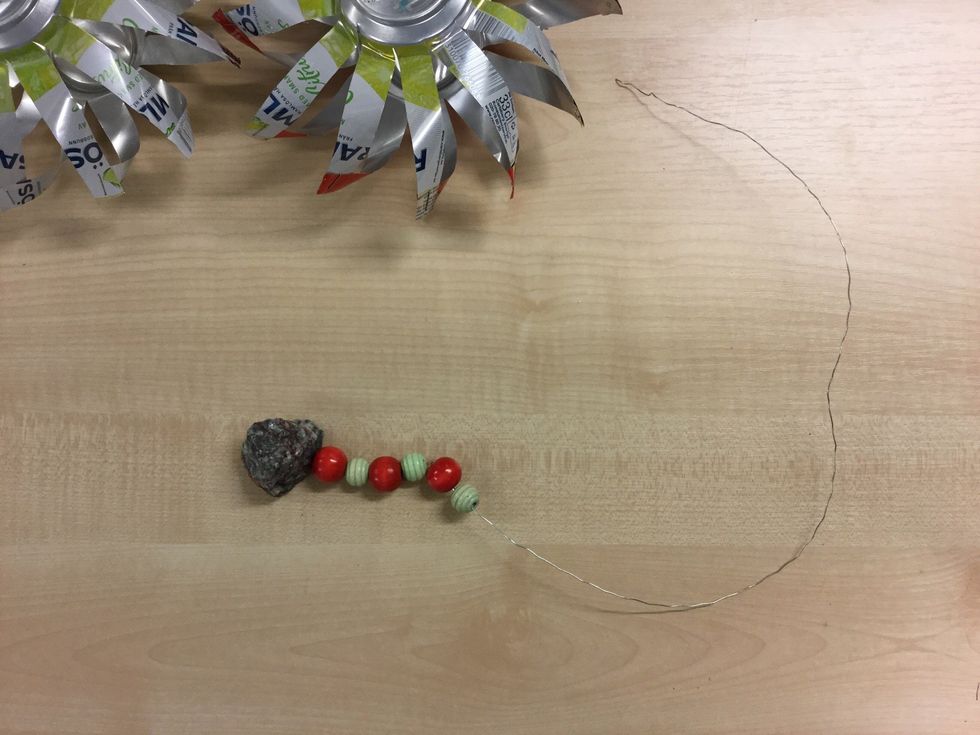 Tr\u00e4 n\u00e5gra p\u00e4rlor p\u00e5 st\u00e5ltr\u00e5den som du tycker passar l\u00e4ngst ned p\u00e5 vindsnurran.