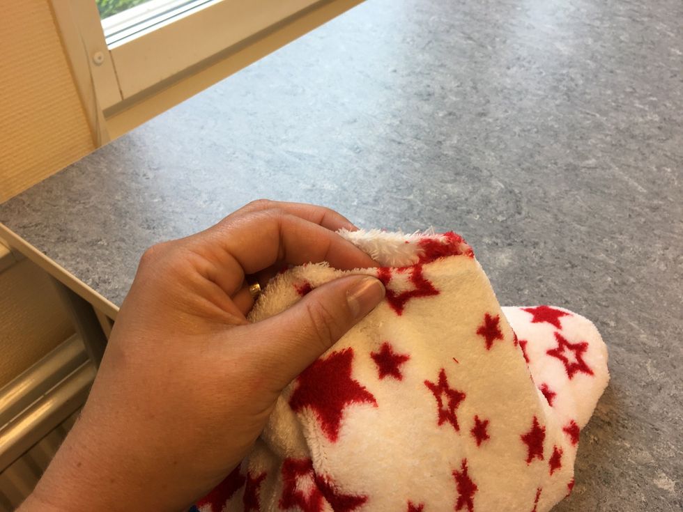 Tr\u00e4 n\u00e5len https://m.youtube.com/watch?v=BVVKOxKKcaU och g\u00f6r en knut i \u00e4nden av tr\u00e5den. https://m.youtube.com/watch?v=nRMFBoCN2c0 eller s\u00e5 h\u00e4r https://m.youtube.com/watch?v=Ja8oWv4BdZk