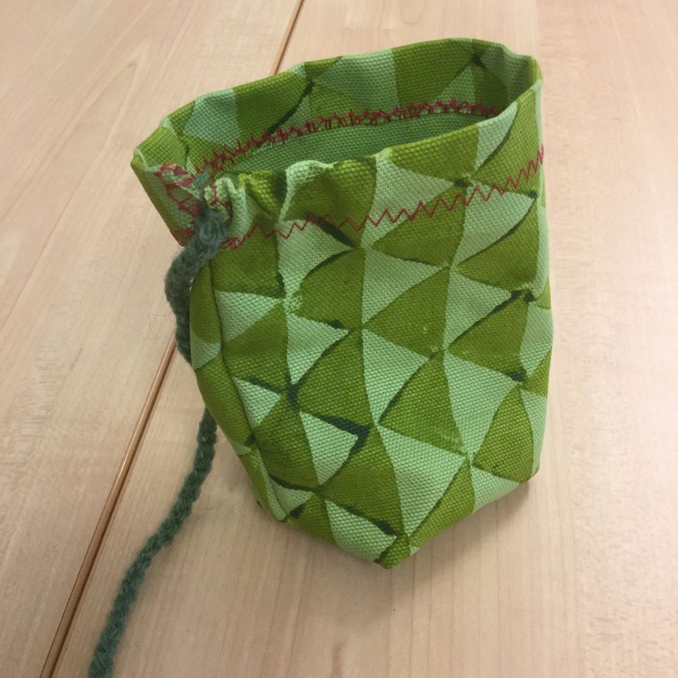 Tr\u00e4 n\u00e5len med snodden genom kanalen i \u00f6verkanten p\u00e5 din p\u00e5se.