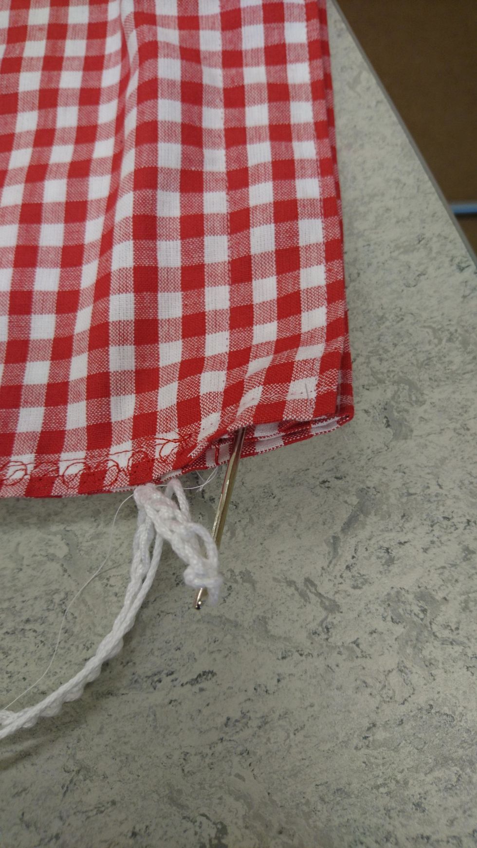 Tr\u00e4 n\u00e5len med snodden genom kanelen. tr\u00e4 genom p\u00e5 kanalen p\u00e5 b\u00e5da sidorna med b\u00e5da snoddarna.