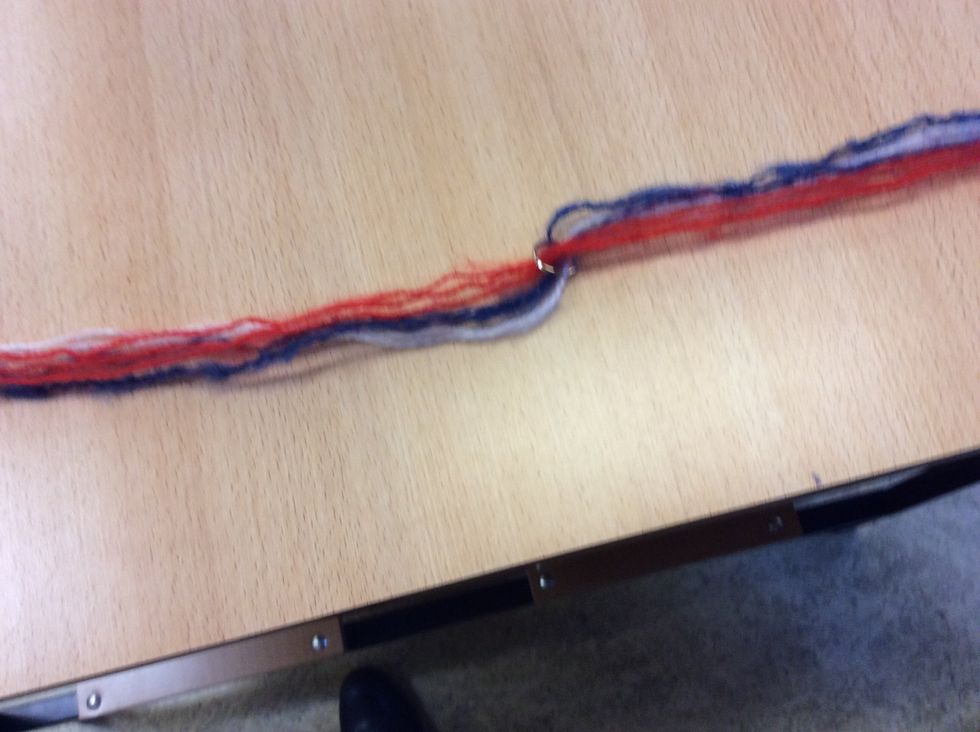 Tr\u00e4 p\u00e5 nyckelringen till mitten av alla garnerna.