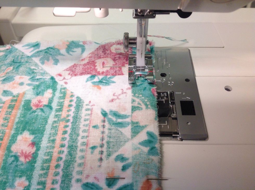 Tr\u00e4 symaskinen i l\u00e4mplig f\u00e4rg. St\u00e4ll in raks\u00f6m. S\u00e4tt pressarfoten kant i kant med tyget. Sy raks\u00f6m - gl\u00f6m inte att backf\u00e4sta i b\u00f6rjan och slutet!