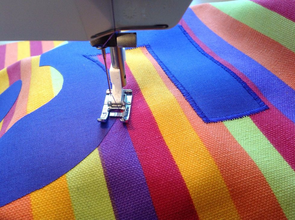 Tr\u00e4 symaskinen med tr\u00e5d, v\u00e4lj samma f\u00e4rg som p\u00e5 din applikation.