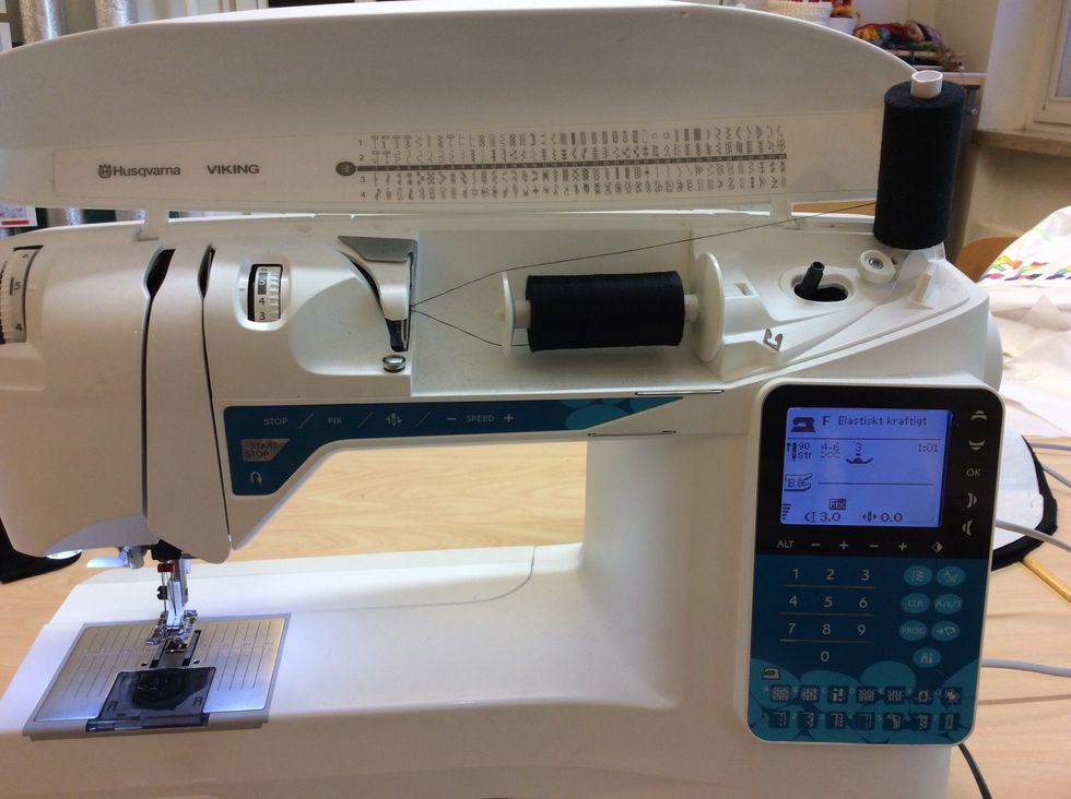 Tr\u00e4 \u00f6vertr\u00e5den med en extra tr\u00e5drulle. En tr\u00e5d ska in i varsin n\u00e5l.