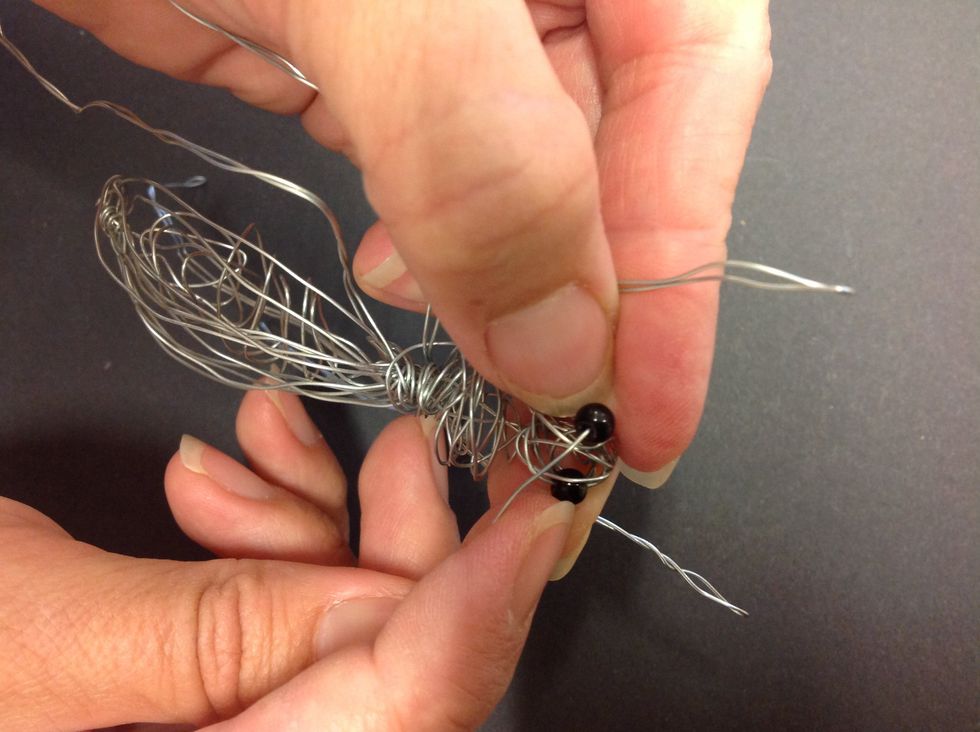 Tr\u00e4 upp det andra \u00f6gat och vira sedan runt huvudet.