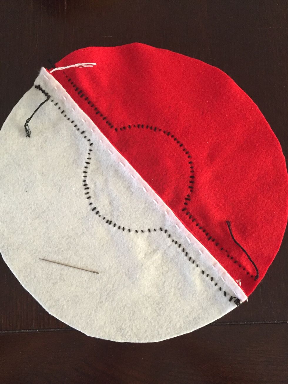 Tr\u00e5darna f\u00e4sts p\u00e5 tygets baksida.