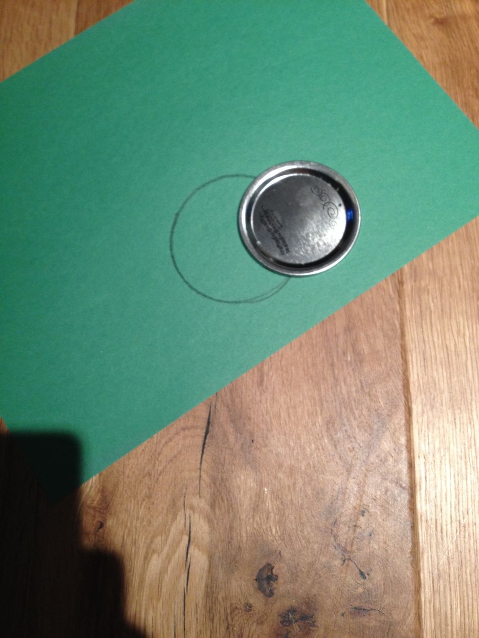 Trace around the lid with the green paper