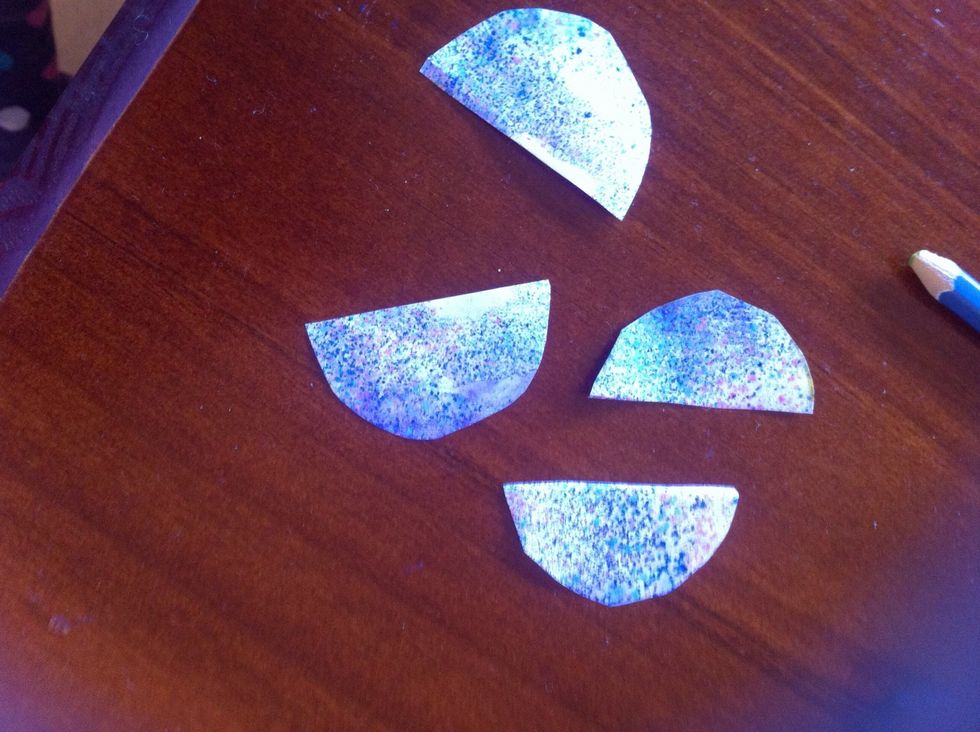 Trace circles from the bottom of the toilet roll and cut into half for the wings