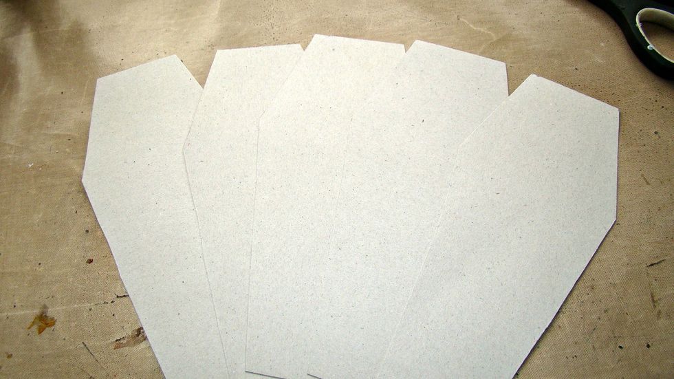 Trace on chipboard the shape of the coffin and cut 5 pieces.
