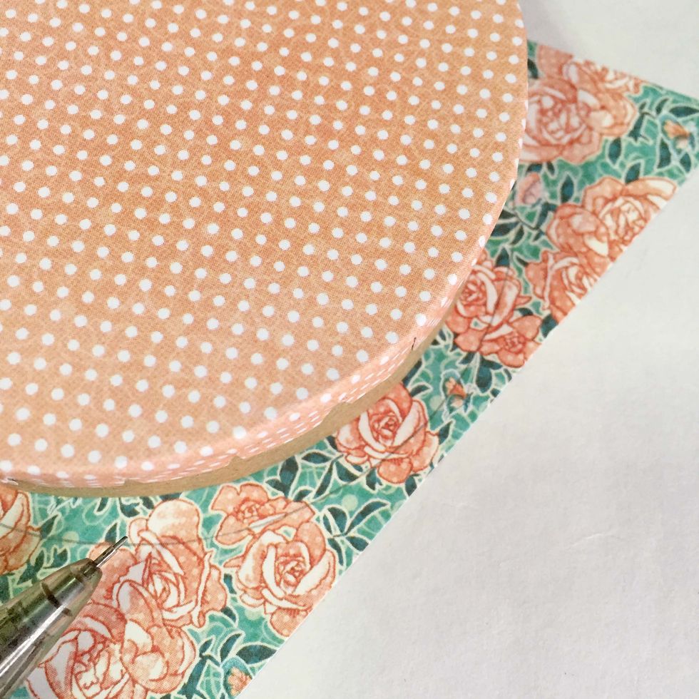 Trace out another lid base onto another pattern paper of your choice using a mechanical pencil. Using a precision scissors, trim the lid base out.