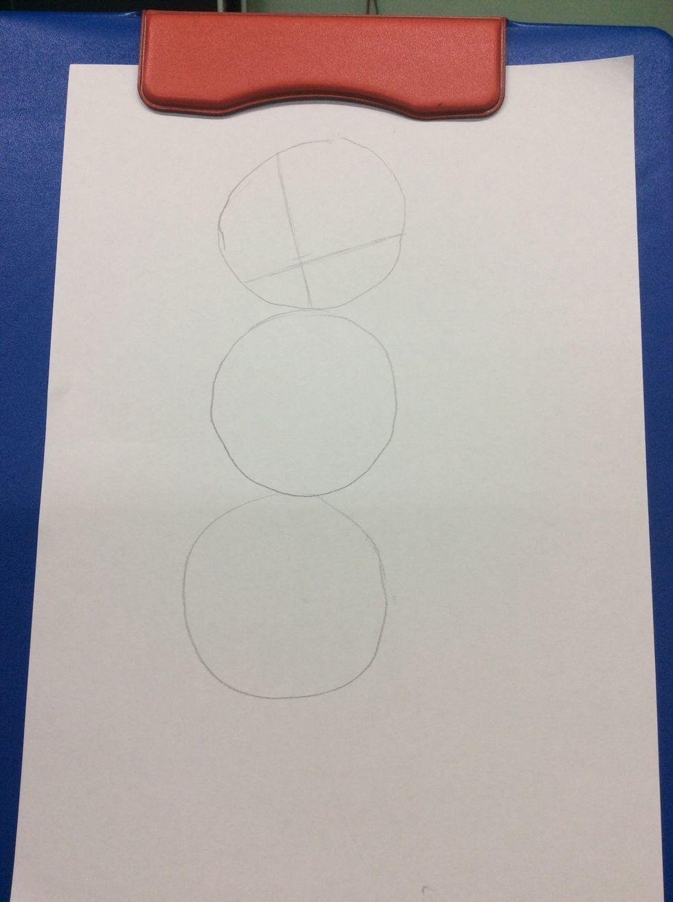 Trace uma cruz no c\u00edrculo de cima, essa cruz determinar\u00e1 onde ser\u00e1 a posi\u00e7\u00e3o dos olhos, boca e nariz.