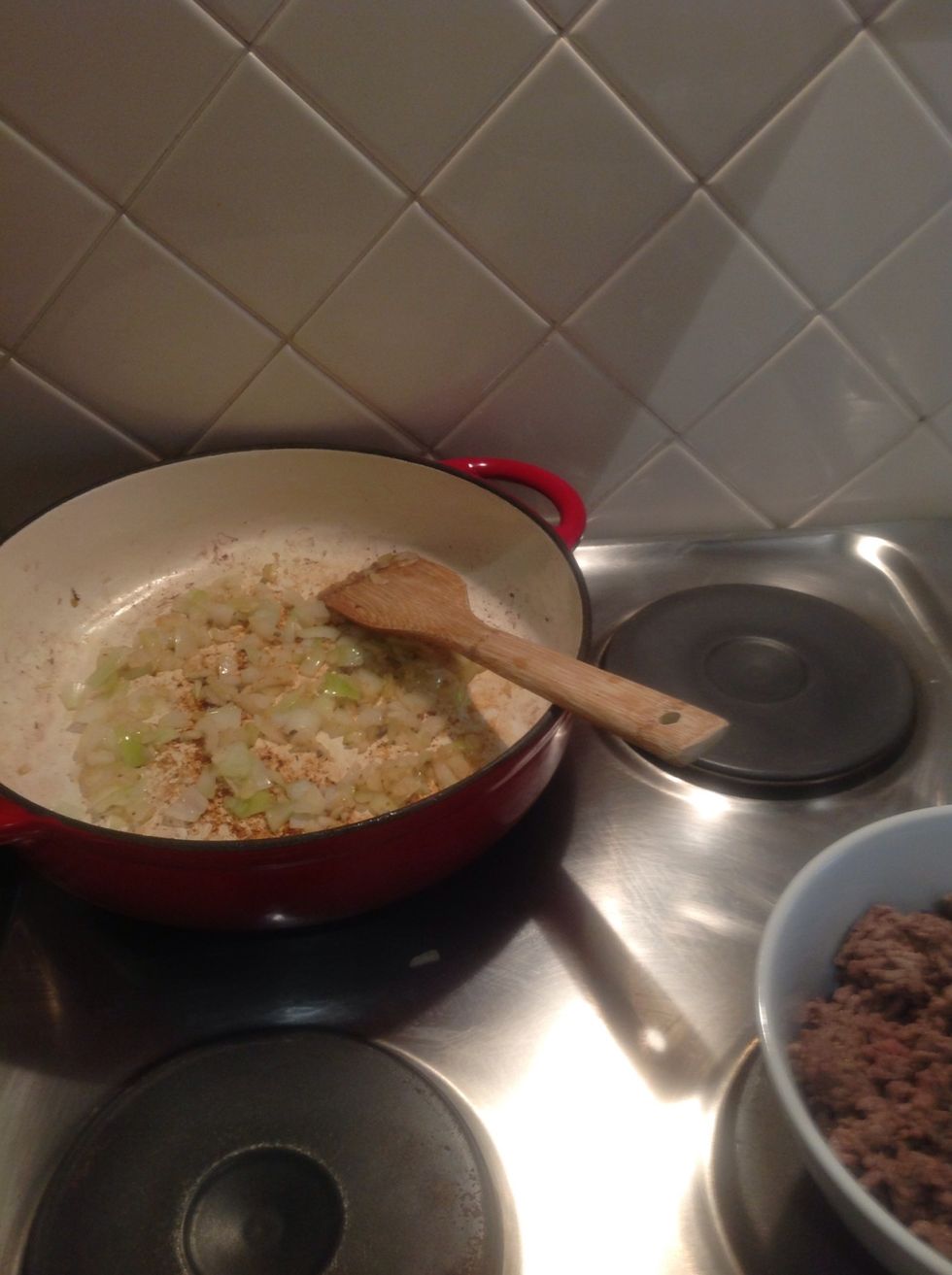 Transfer beef to a bowl. Saut\u00e9 garlic, onion and olive oil.
