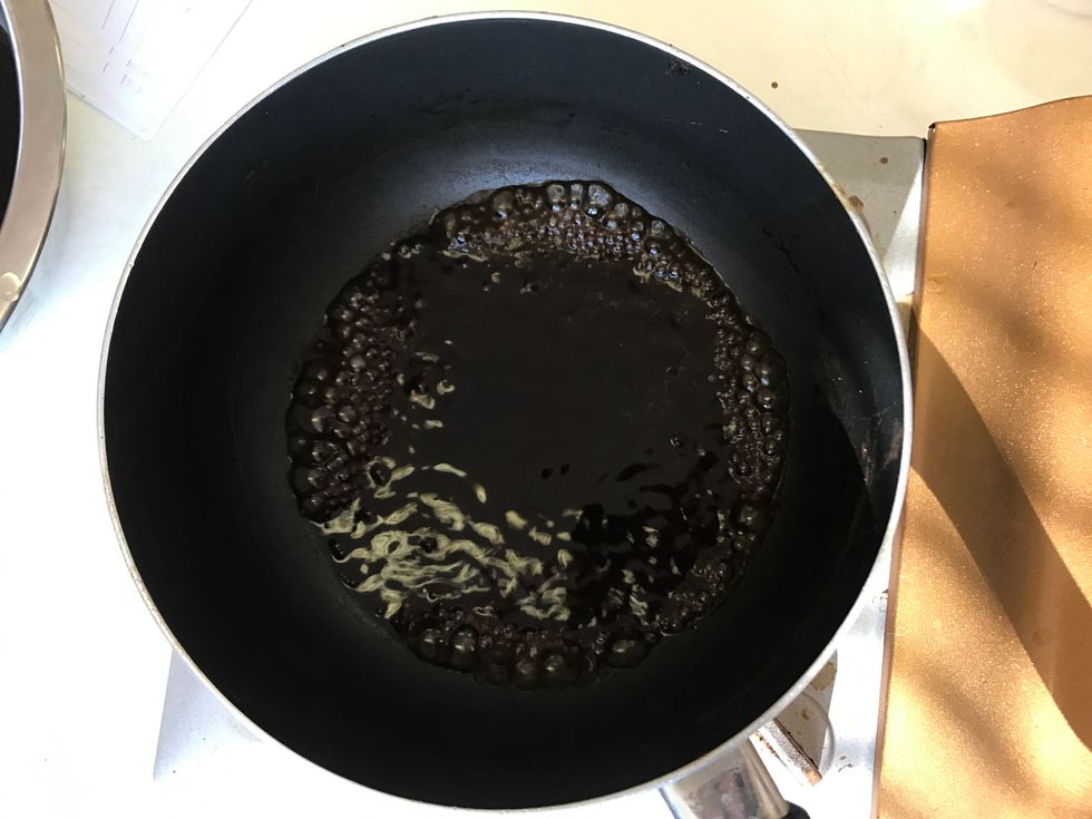 Transfer the soup stock into the cooking bowl. Set the gas burner at a constant temperature of 120 degrees celsius. Once boiling place the dried bonito into the soups stock.