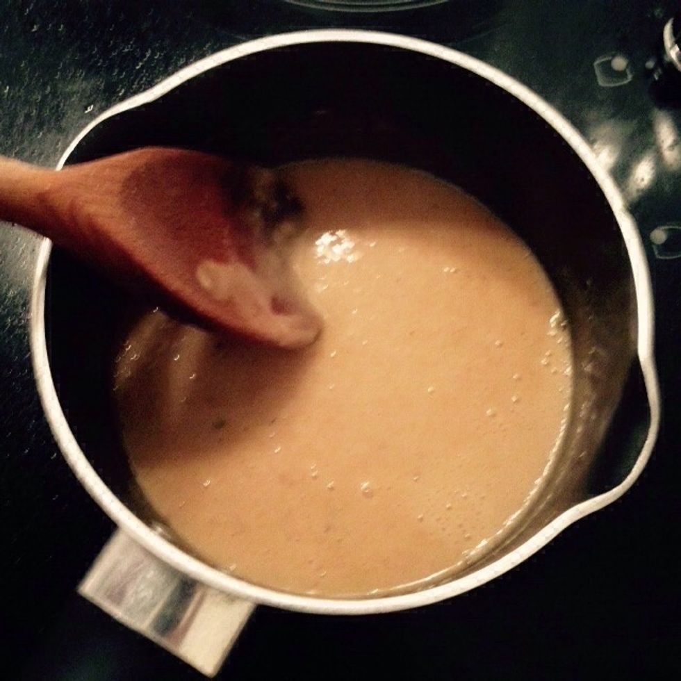 Transfer the whole cooking juice (beer, stock, turkey juice, butter) into a small pan. Add the flour stirring continuously to achieve a smooth mix. Cook and stir for 5min. Add salt and pepper to taste