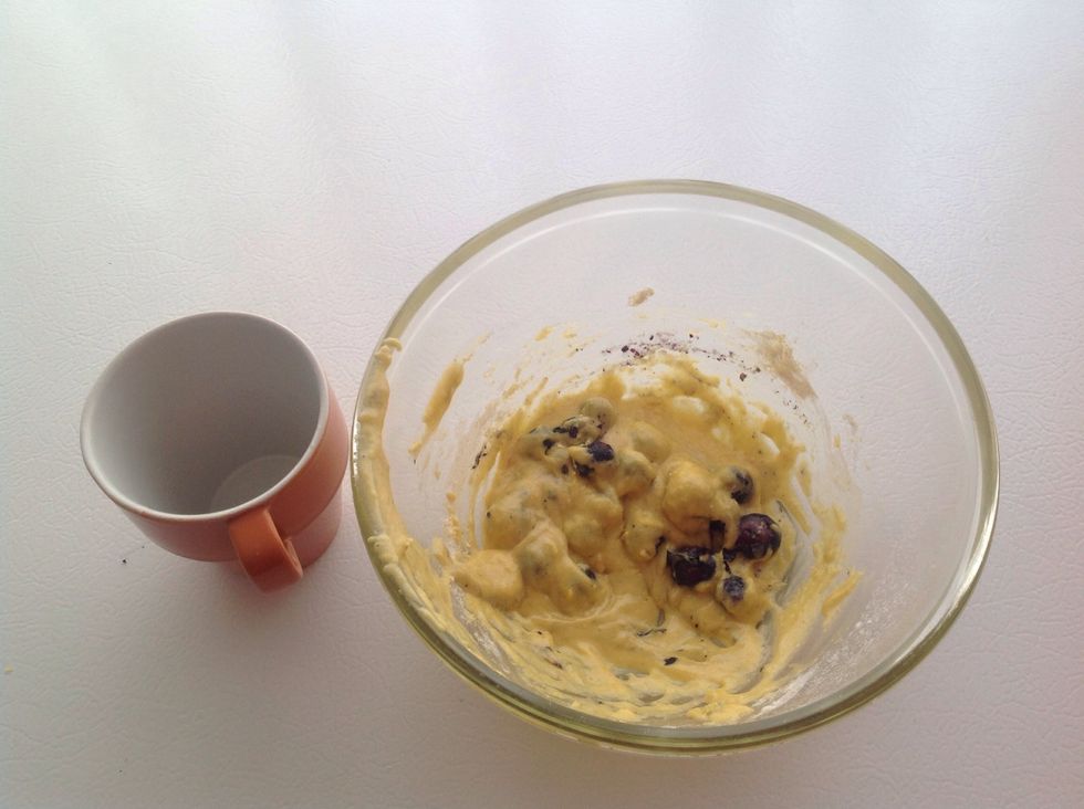 Transfiere la masa a una taza previamente rociada con pam o enmantequillada.