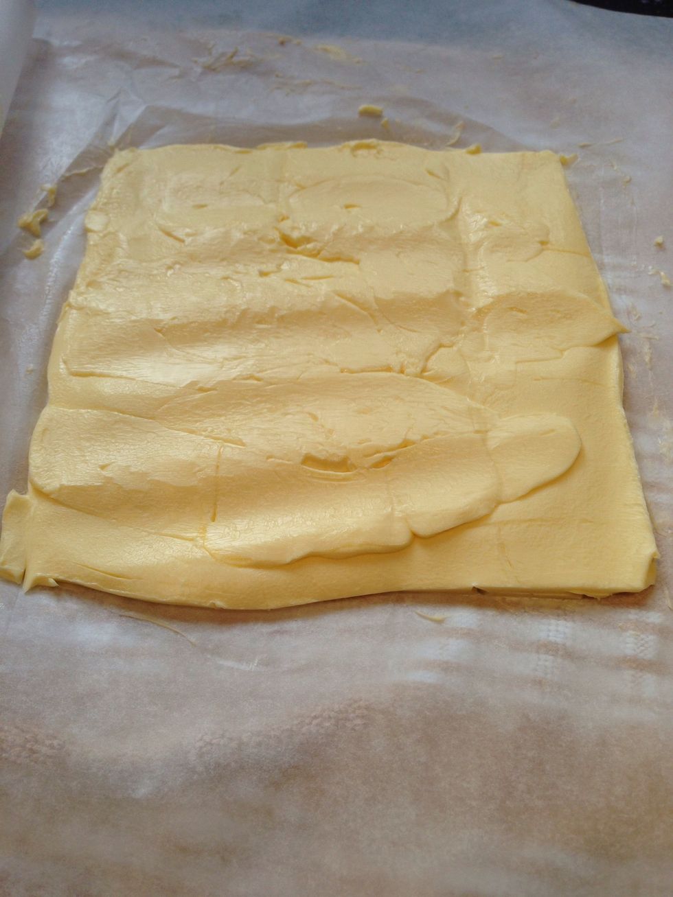 Trim/straighten the edges of the butter and put the trimmings on top of the square. Now pound again lightly until you have a final square if 17x17cm.