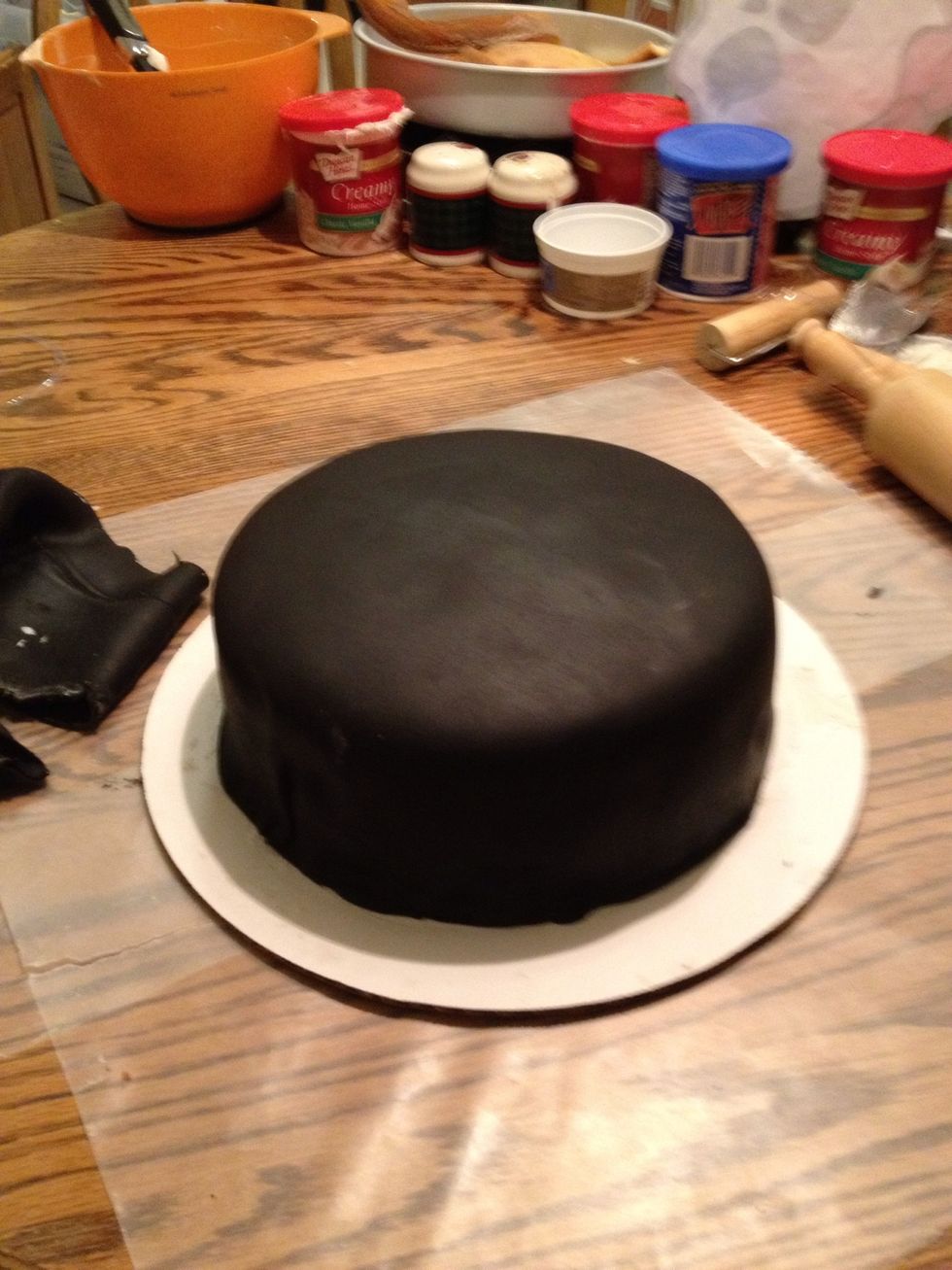 Trim the excess fondant with a knife and smooth it with the rolling pin.