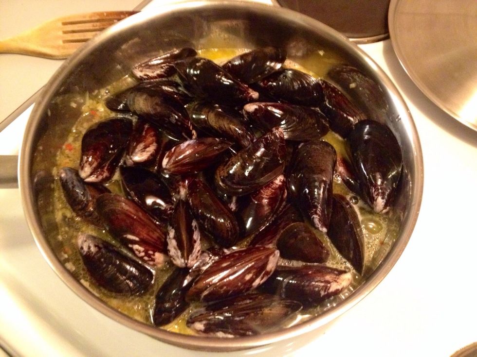 Try to even out the mussels in the pan.