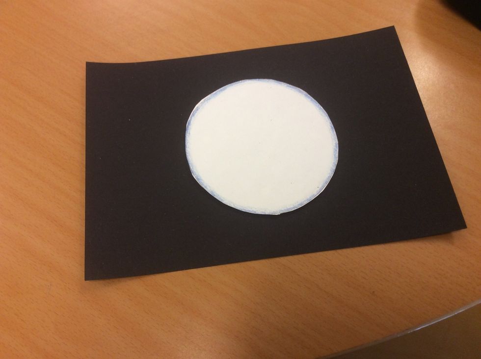 Tryck fast den st\u00f6rsta cirkeln p\u00e5 ett svart A5.