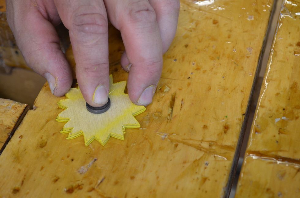 Tryck fast magneten medan limmet fortfarande \u00e4r varmt och mjukt men var f\u00f6rsiktig s\u00e5 att du inte br\u00e4nner dig.