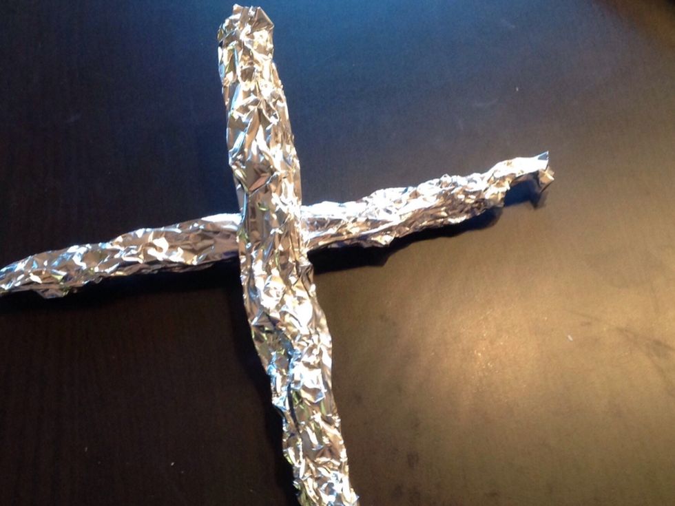 Tryck ihop aluminiumbitarna s\u00e5 de blir tv\u00e5 st\u00e4nger. De ska se ut som ungef\u00e4r som avl\u00e5nga grenar