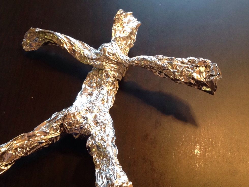 Tryck ihop den nya biten till en avl\u00e5ng bit och vira den runt kroppen.