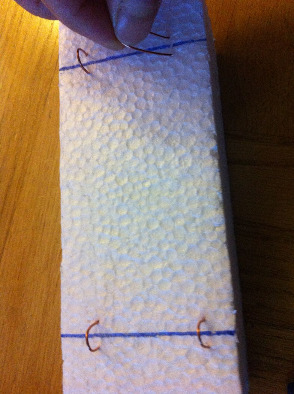 Tryck in st\u00e5lb\u00e5garna l\u00e4ngs axellinjerna. Obs tryck inte in de hela v\u00e4gen. L\u00e4mna plats f\u00f6r hjulaxeln.