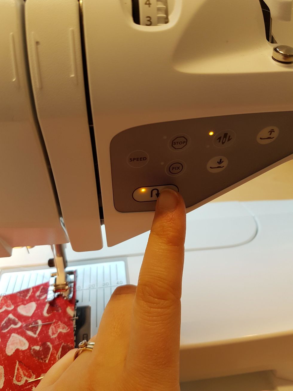 Tryck p\u00e5 "back-knappen" Och sy fem stygn bak\u00e5t. Klicka p\u00e5 "back-knappen" igen och sy hela v\u00e4gen till toppen.