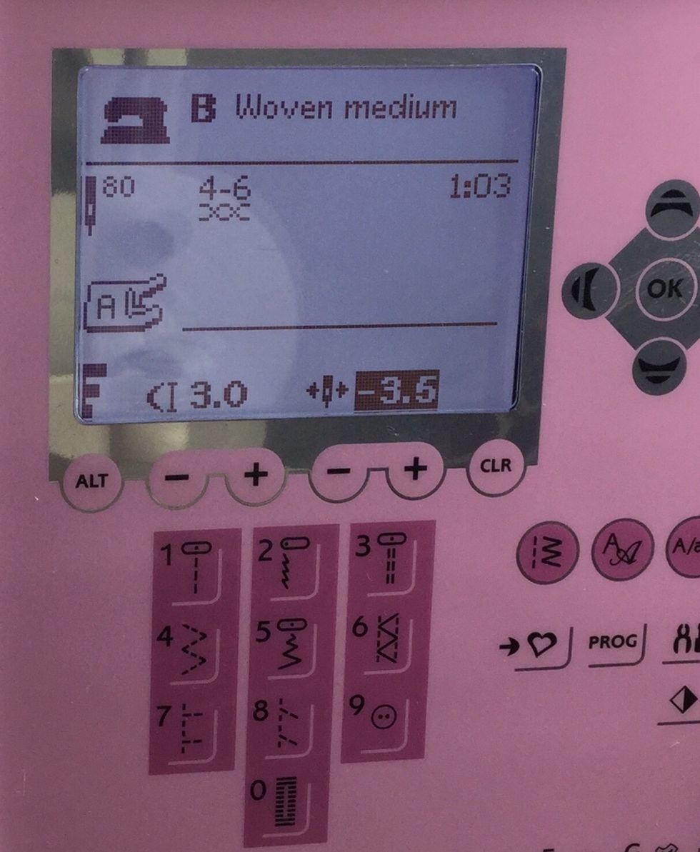 Tryck p\u00e5 program 3 f\u00f6rst\u00e4rkt raks\u00f6m. D\u00e5 sitter fickan ordentligt. S\u00e4tt n\u00e5lpositionen till -3,5. D\u00e5 sitter n\u00e5len helt ute i v\u00e4nstra sida.