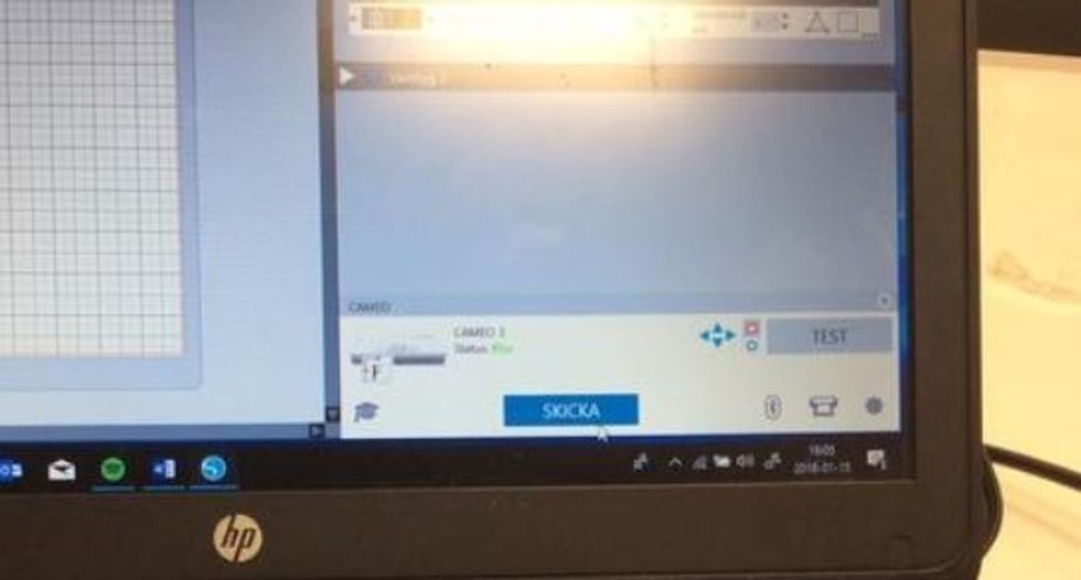 Tryck p\u00e5 skicka, d\u00e5 matas vinylen in och maskinen b\u00f6rjar sk\u00e4ra.