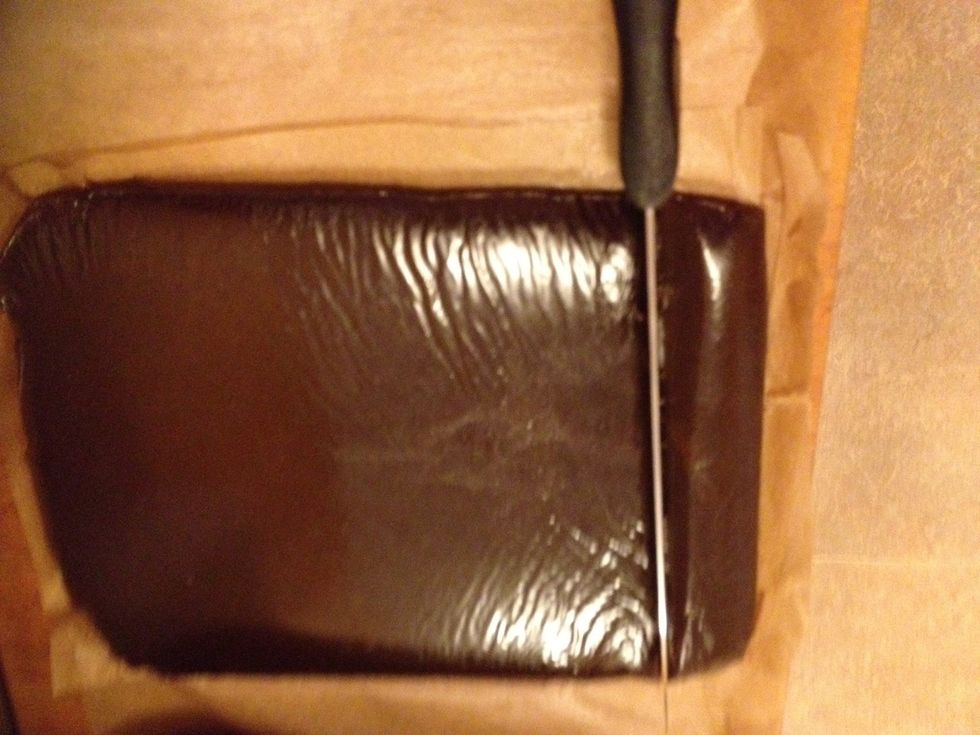 Trying to cut the caramel...