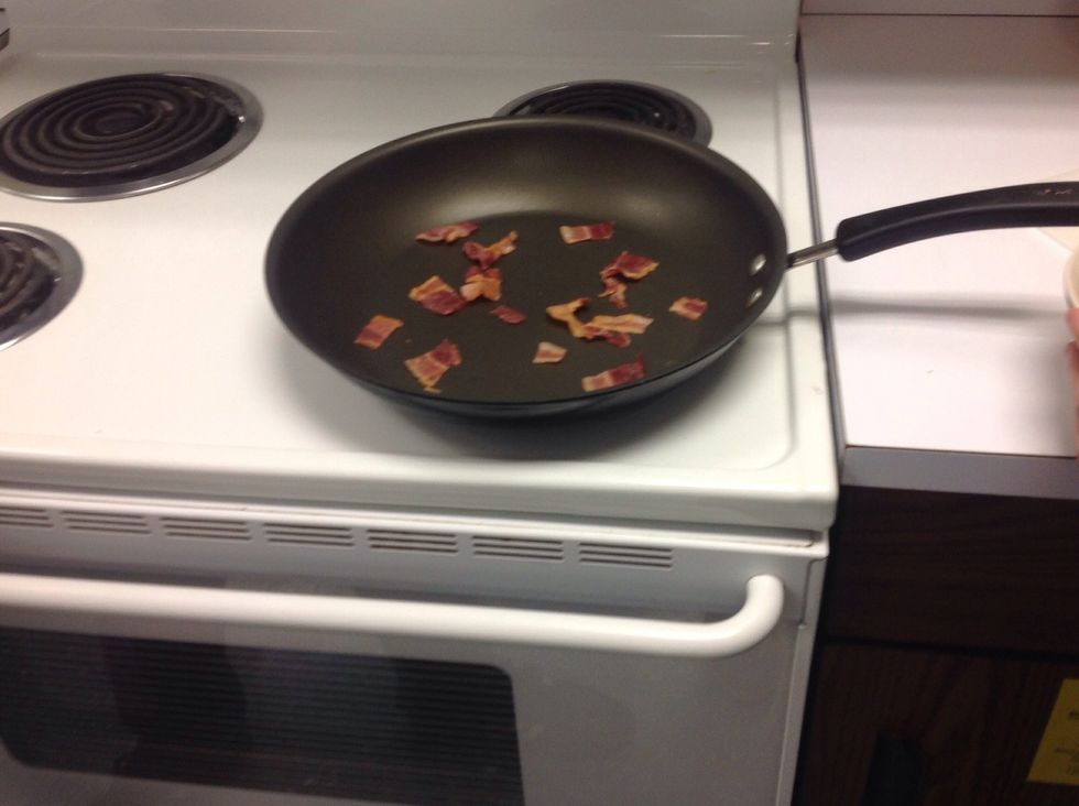 Tu chauffras le bacon pour produire du bacon de graisse n\u00e9cessaire pour les cr\u00eapes.