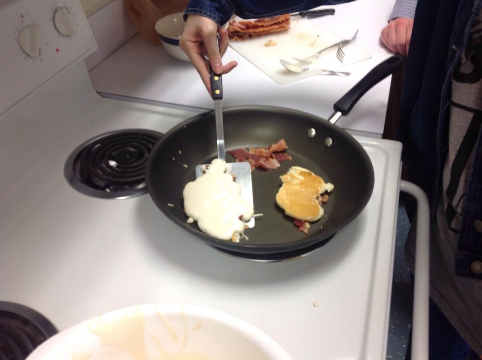 Tu donneras des cr\u00eapes jusqu'\u00e0 des cr\u00eapes sont brun-dor\u00e9.