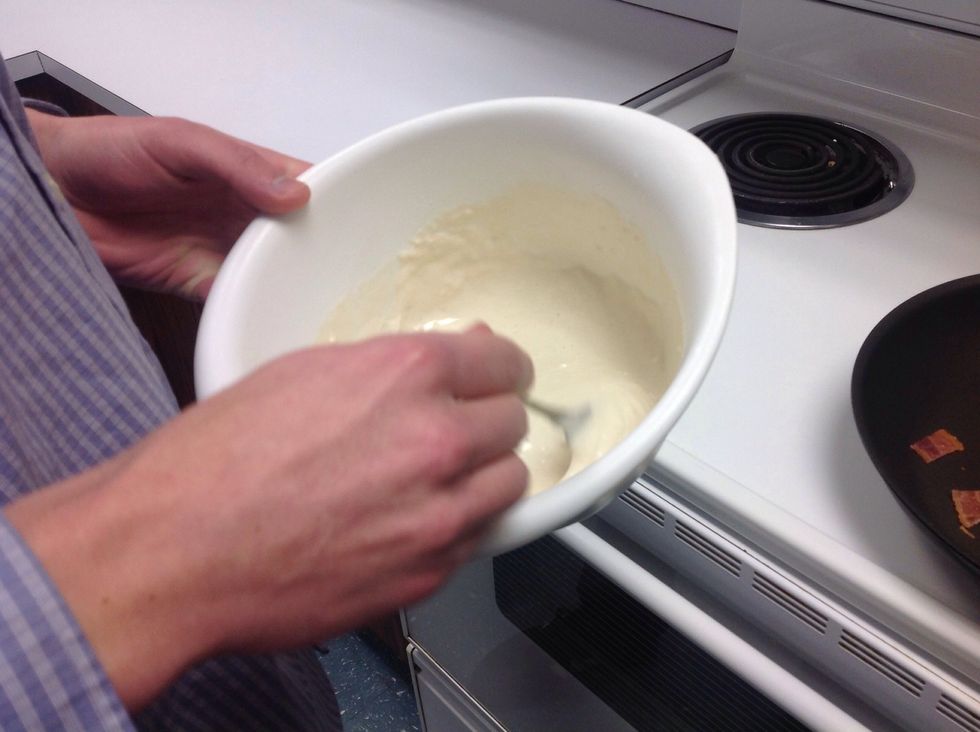 Tu remueras l'eau dans la p\u00e2te \u00e0 cr\u00eapes \u00e0 cuill\u00e8re.