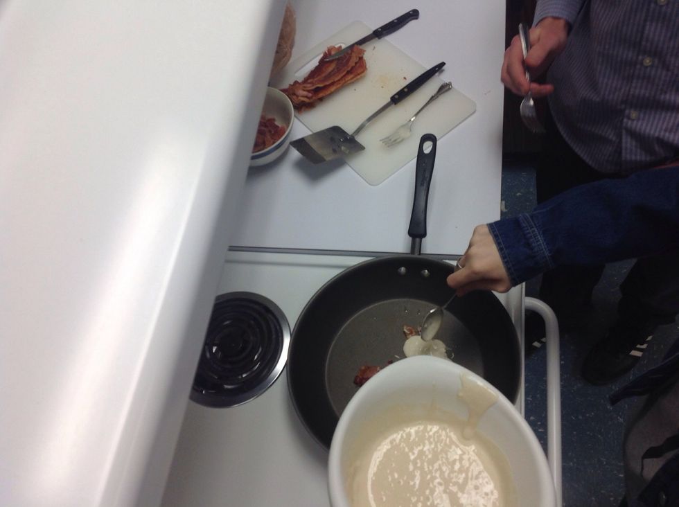 Tu verseras la p\u00e2te dans le bacon