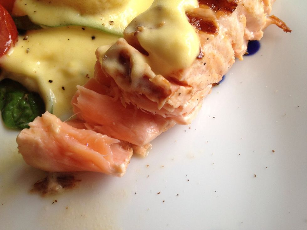 Tubby feller. This is the middle part of the filet. Here he is warm, juicy and as you can see not raw, but slight translucent. If I had fried him longer the ends would have been dry and tasteless.